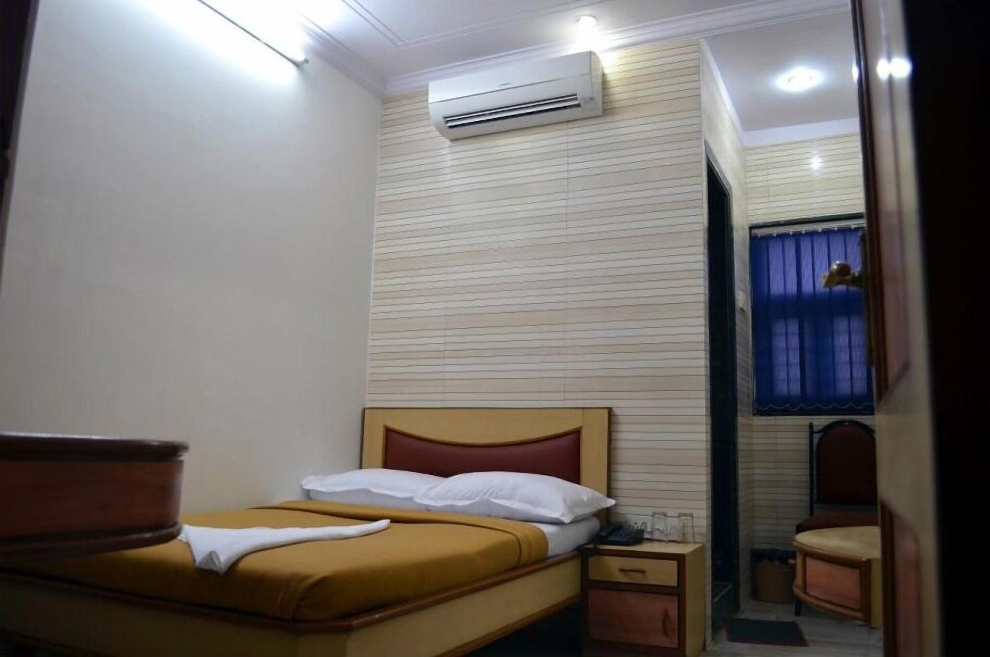מומביי Hotel New Deepak מראה חיצוני תמונה